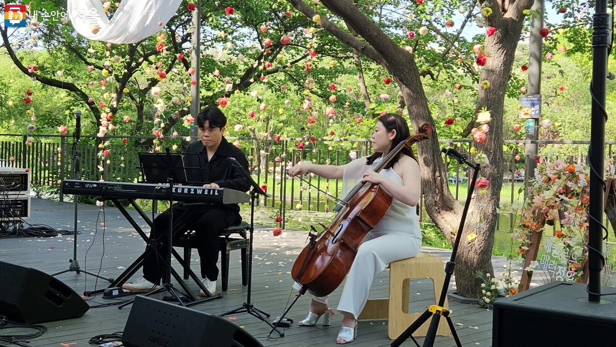 서울의 공원이 품은 매력을 느낄 수 있도록 마련된 ‘음악이 흐르는 정원’ 공연이 시작됐다. ⓒ이선미 
