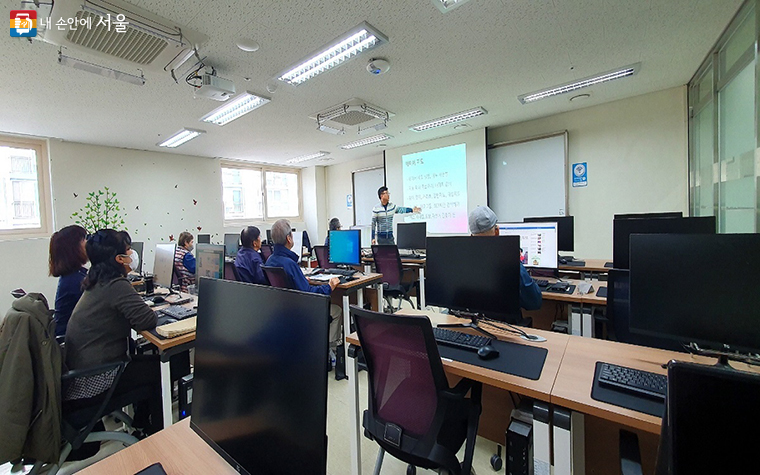 하계종합사회복지관에서 진행된 ‘장애인 정보화 교육’ 중 인터넷 활용 중급 과정 ©엄윤주  