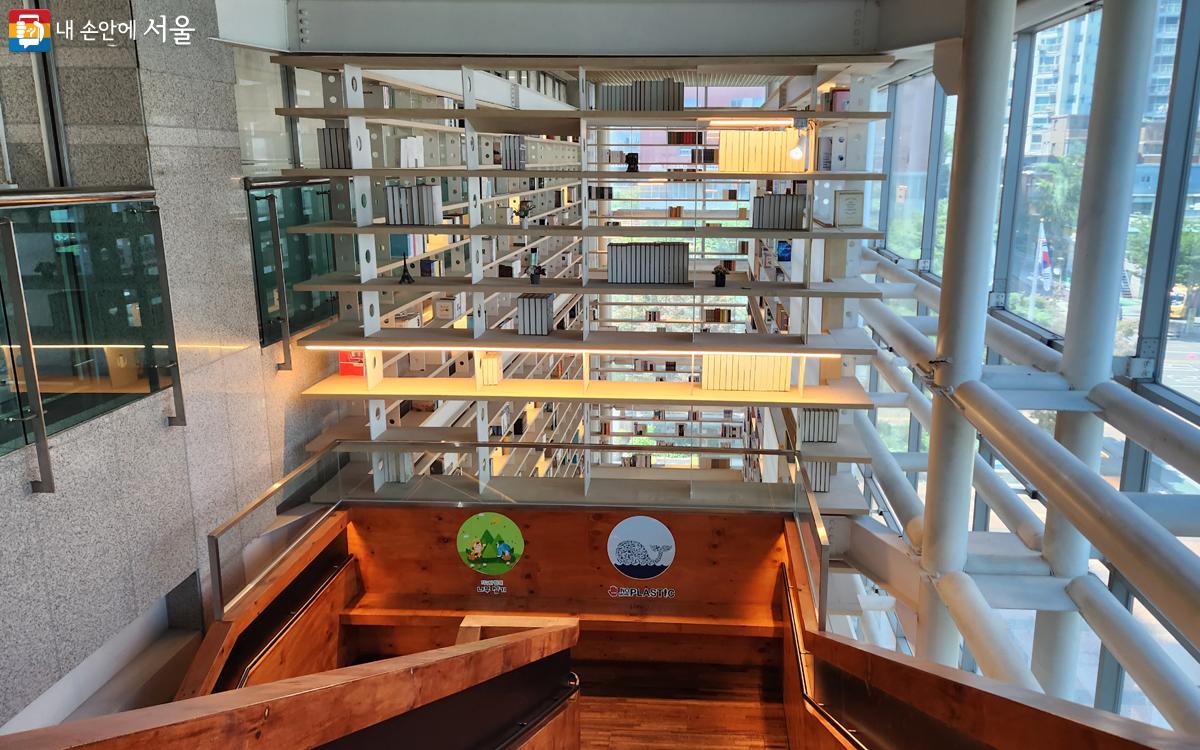  3개 층의 계단으로 성동책마루와 3층의 무지개도서관이 연결되어 있다. ⓒ김미선