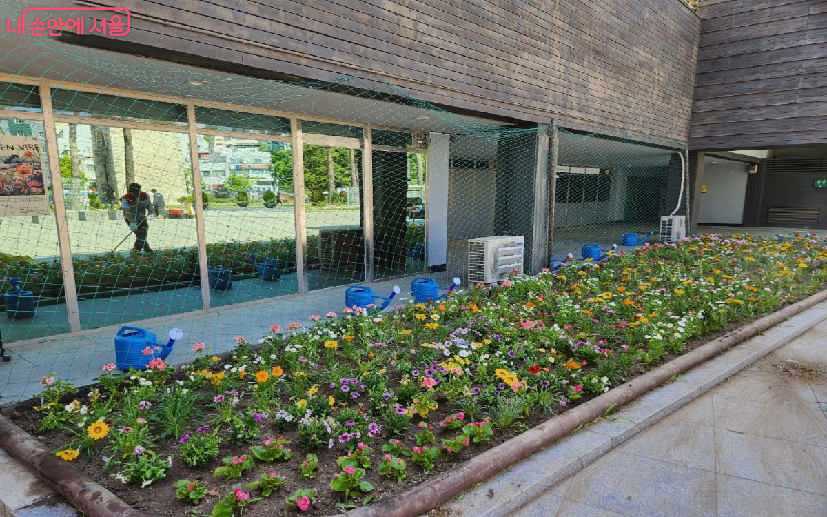 지역 주민들이 직접 심은 꽃들로 가득한 꽃밭이 아기자기하다. ©윤혜숙