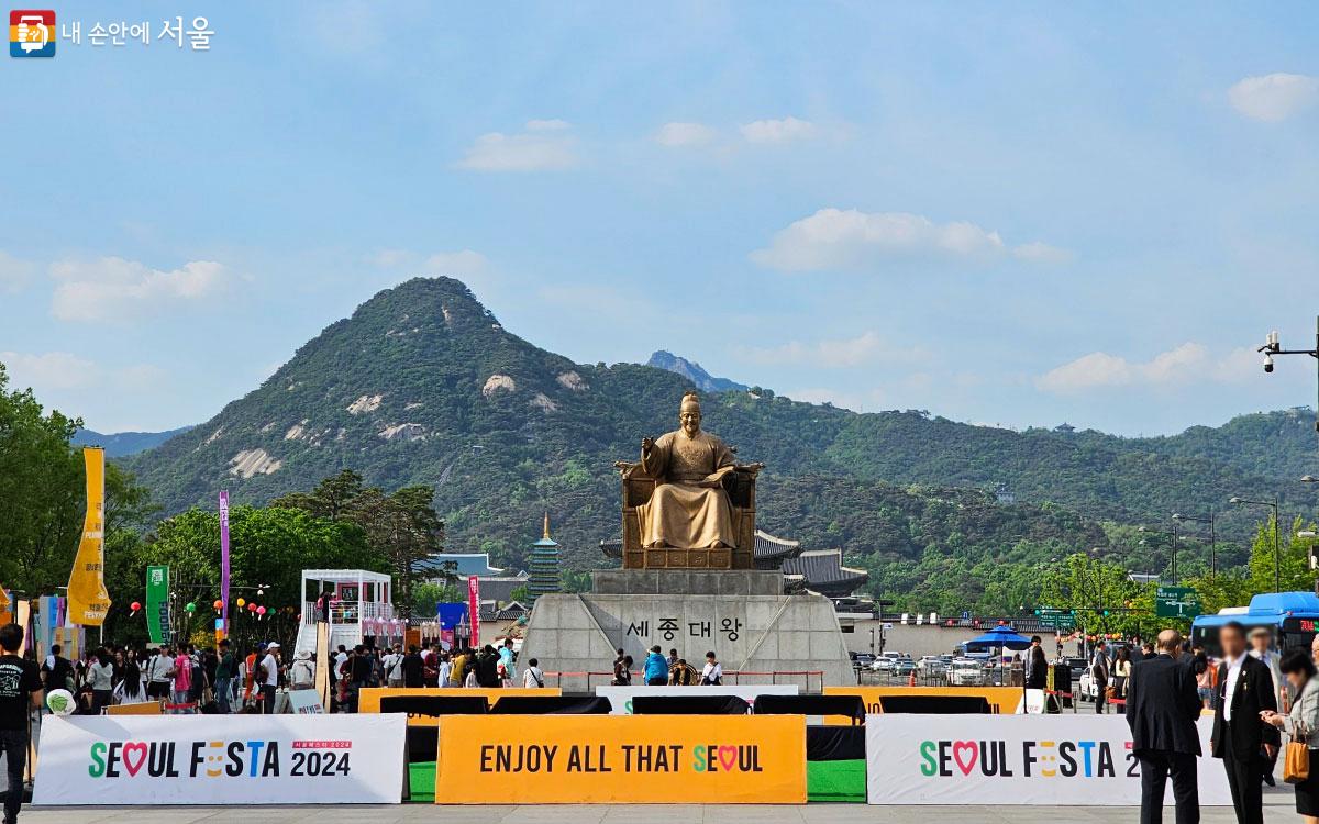 서울페스타 2024를 구경하러 많은 사람이 광화문광장을 찾았다. ©홍혜수  