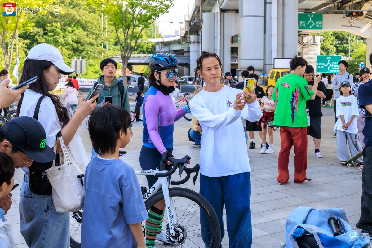 팝핀현준의 버스킹이 끝나고 시민들과 기념촬영을 하고 있는 모습 ©유서경