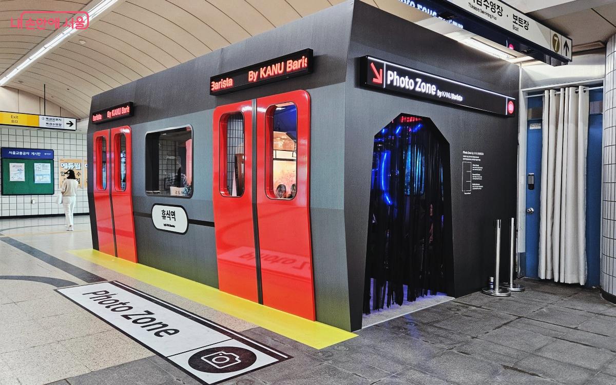 지하철의 외관을 닮은 붉은색과 검은색으로 이뤄진 카누 휴식역 팝업스토어 포토존  ⓒ송지혜  