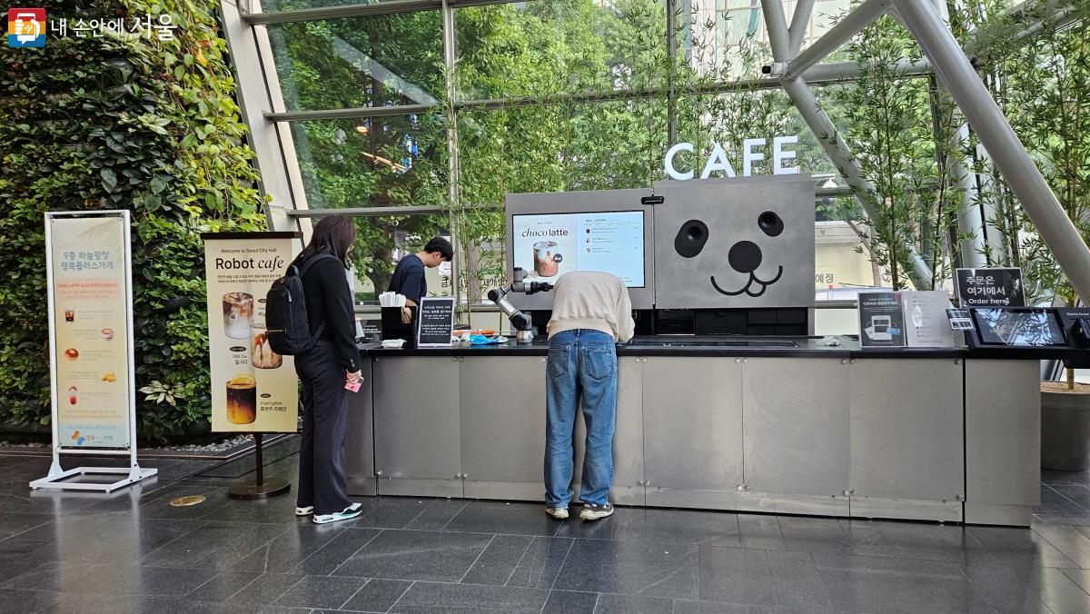 로봇이 커피를 만들어 주는 카페도 있다. ⓒ이선미 