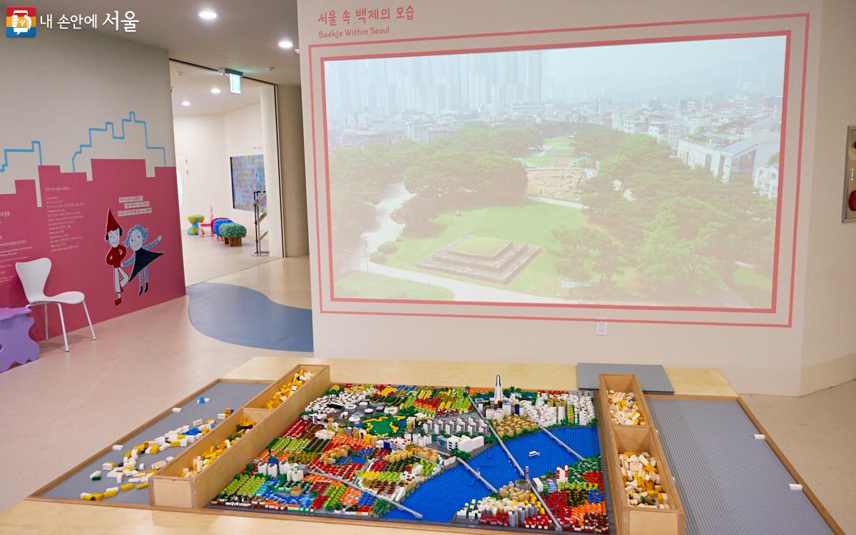 ‘끝나지 않는 백제 이야기’에서는 서울 속 백제 유적 영상과 레고 블록 놀이 등을 통해, 현재에도 여전히 살아 숨 쉬고 있는 백제의 역사를 느끼게 한다. ⓒ이정규