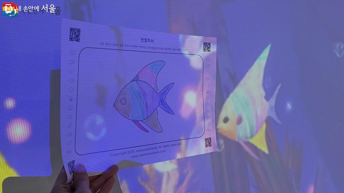 직접 색칠한 물고기가 스크린 바다에 떠다니는 모습을 볼 수 있는 퐁당바다 ⓒ김민지