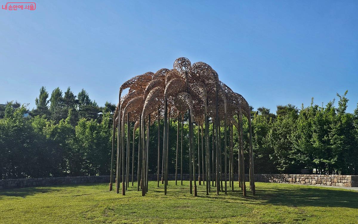 서울식물원 주제정원에 설치된 '리듬: 둘로 존재하는 것으로' 작품 ©권연주