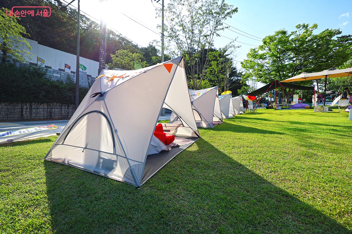잔디 위에서 자유롭게 독서를 즐길 수 있는 그늘막 텐트 모습 ©김주연