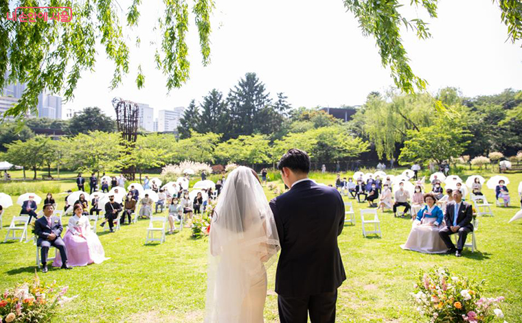 서울시가 용산가족공원에서 올해 하반기 ‘그린웨딩’을 올릴 예비부부를 모집한다.