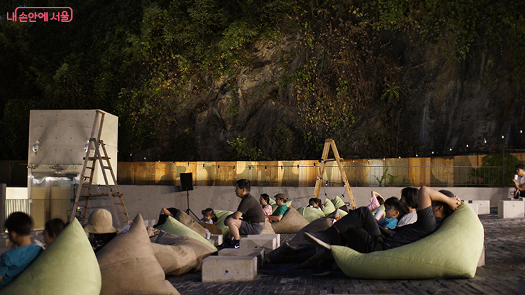 ‘탱크박스 산속 영화관’에서 영화를 관람하고 있는 시민들