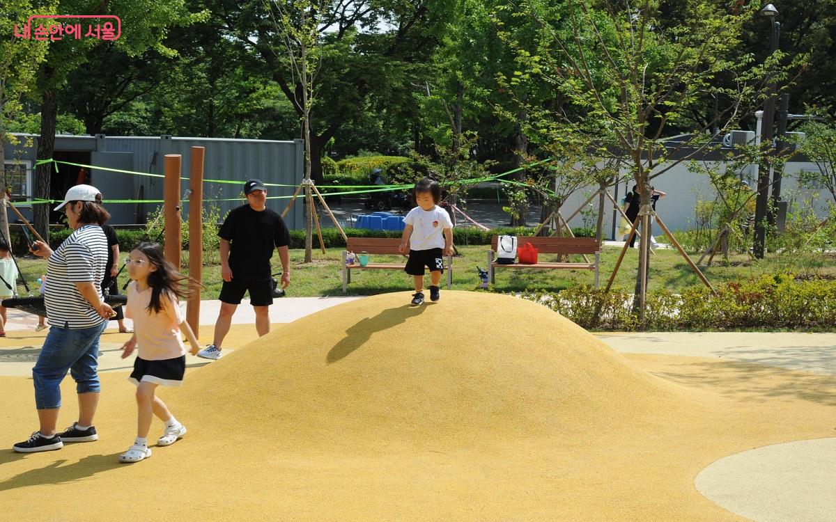 감각놀이공간 놀이 시설 중 ‘툭 튀어 나온 땅’은 유아들도 즐길 수 있다. ©조수봉
