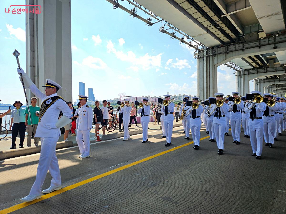절도 있는 해군 군악대의 연주가 '가면 퍼레이드'를 이끌었다. ©이선미