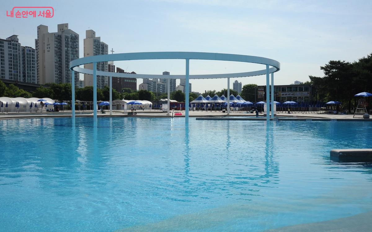 4m 높이의 아쿠아 링이 설치된 뚝섬한강공원 수영장 ⓒ조수봉