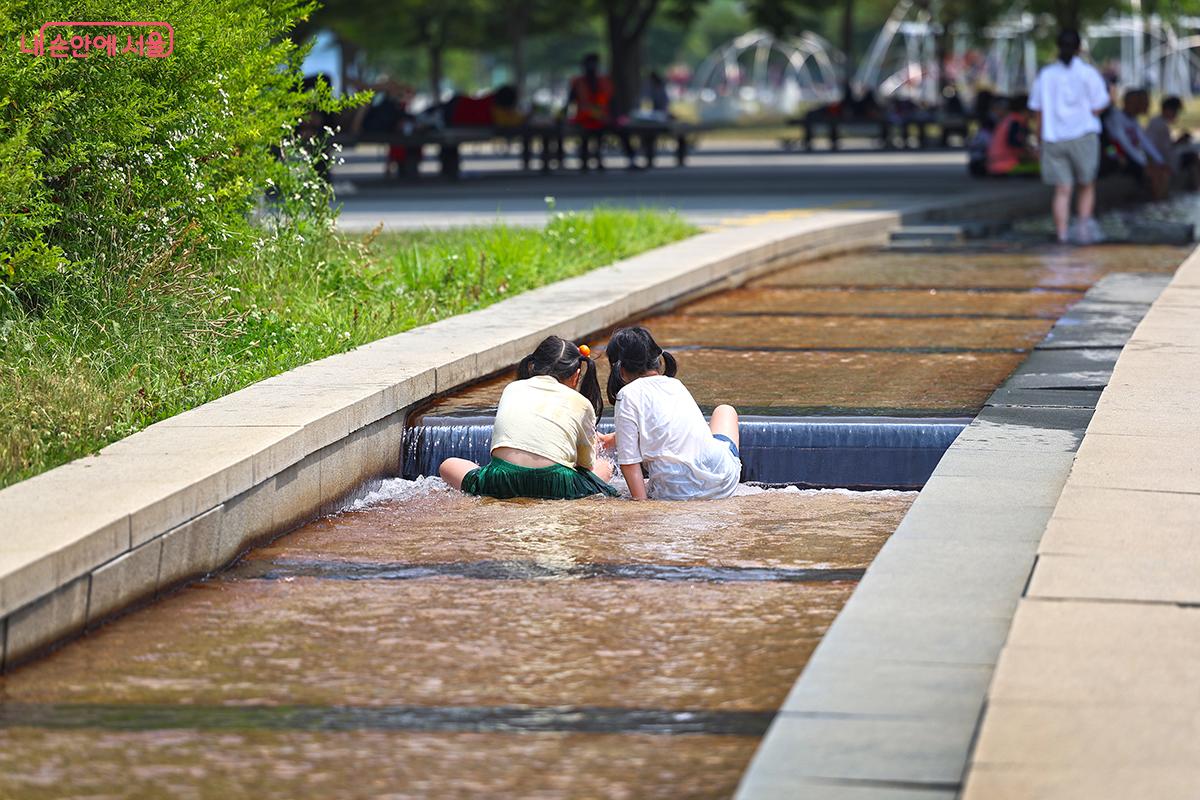 무더위 속 물빛광장을 즐기는 아이들 ©김주연  ？
