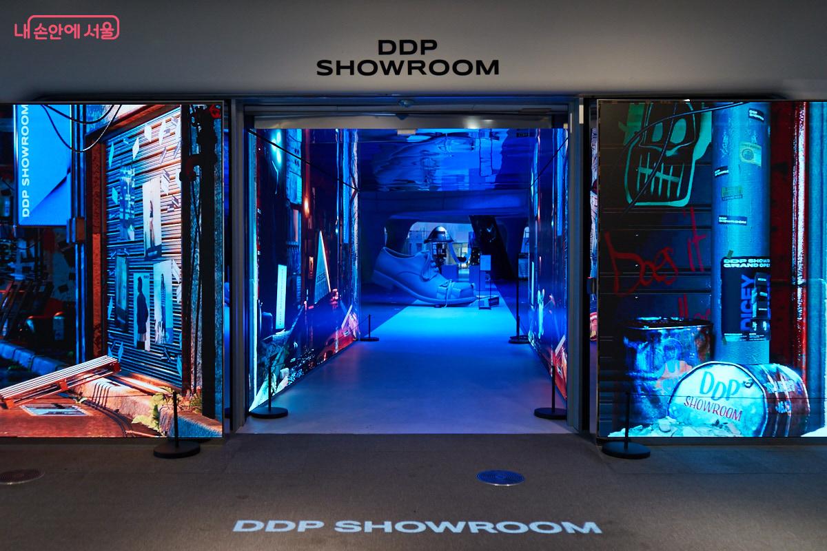 DDP 쇼룸은 패션의 영감이 피어나는 동굴이라는 콘셉트로 조성되었다. ⓒ이정규