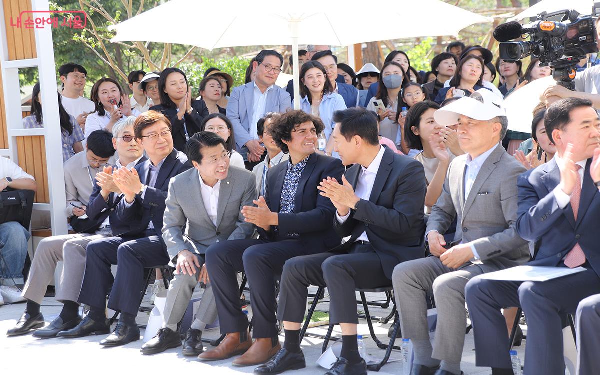 개장식에는 오세훈 서울시장이 참석했으며 작가팀(파블로 알페로)이 방한해 작품을 직접 설명했다. ©이혜숙