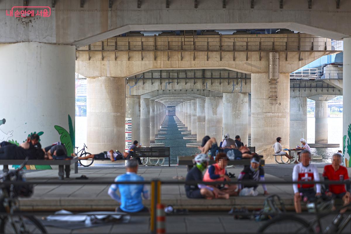 뜨거운 태양을 피해 다리 밑에서 휴식을 즐기는 시민들 모습 ©김주연  ？