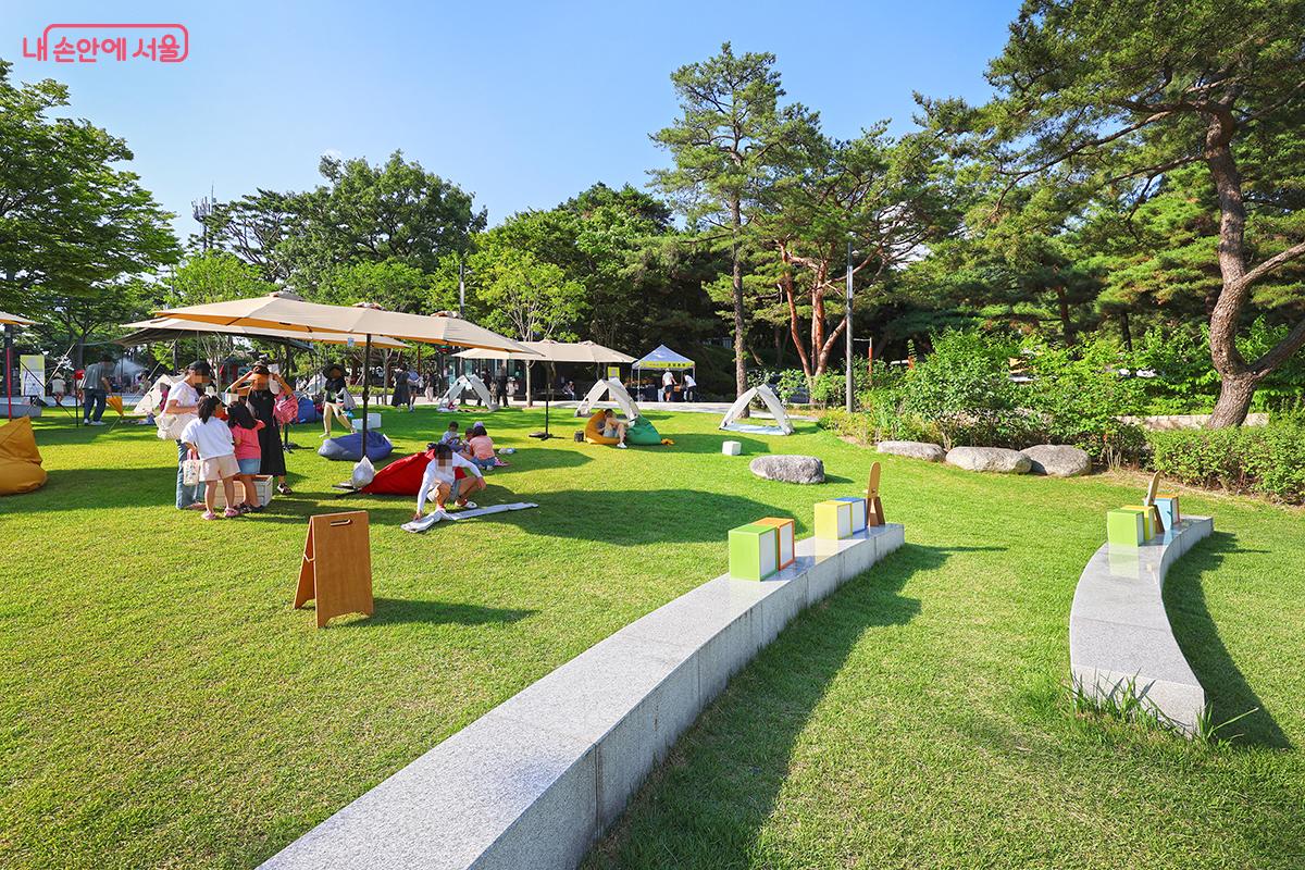 피크닉을 즐기듯 자유로운 어울림광장의 풍경 ©김주연