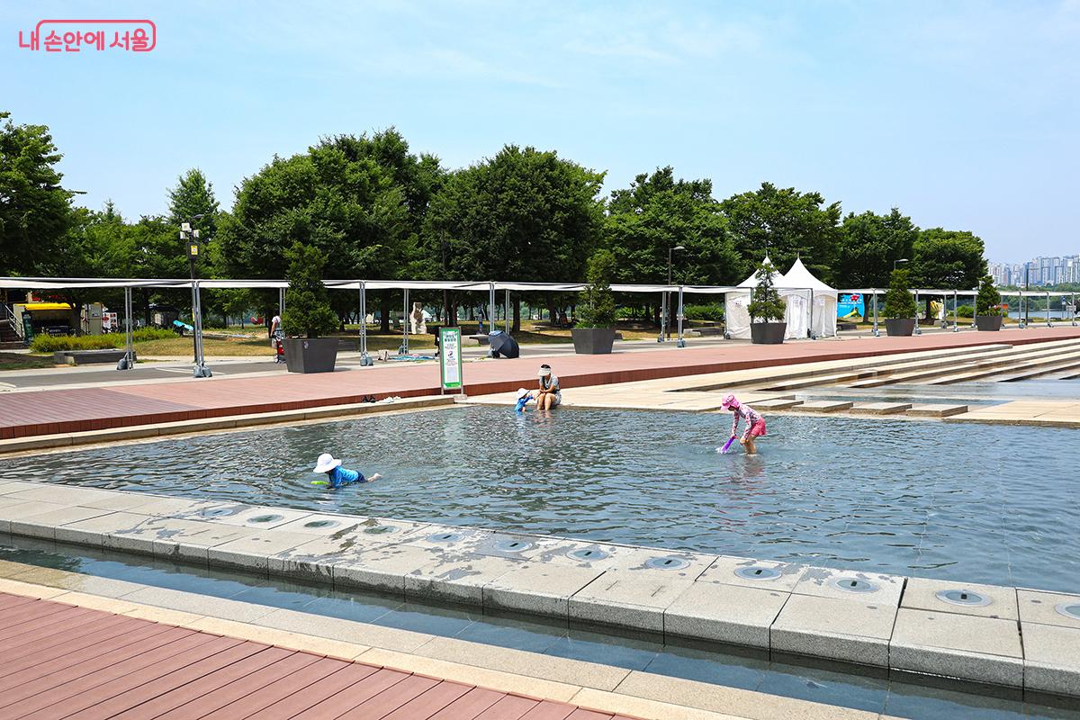 정오의 햇살 속 물빛광장을 찾은 가족의 모습 ©김주연  ？
