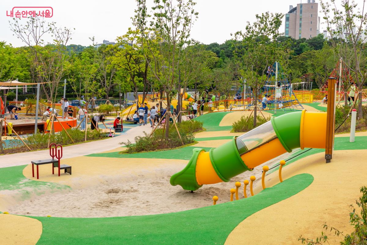 지난 6월 6일 개장한 보라매공원 제 2호 거점형 어린이 놀이터 ©이병문