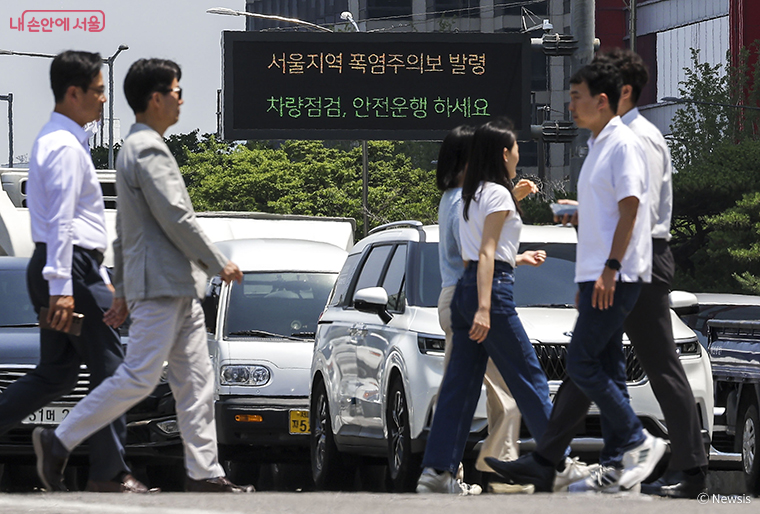 올여름 극한의 무더위가 예상된 가운데 서울시는 ‘2024 폭염종합대책’을 9월 30일까지 가동한다. 