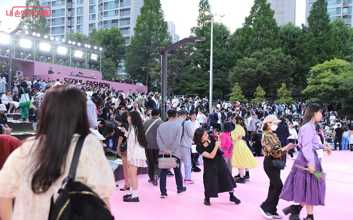 관람객들은 컬렉션을 감상한 후 런웨이에서 인증 사진을 남기며 서울의 K-패션을 즐겼다. ©이혜숙