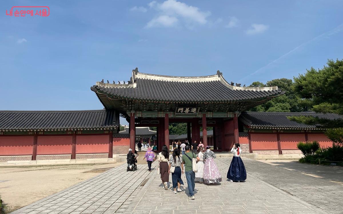 더운 여름에도 궁궐을 즐기는 외국인들을 많이 만나볼 수 있었다. ©박소예