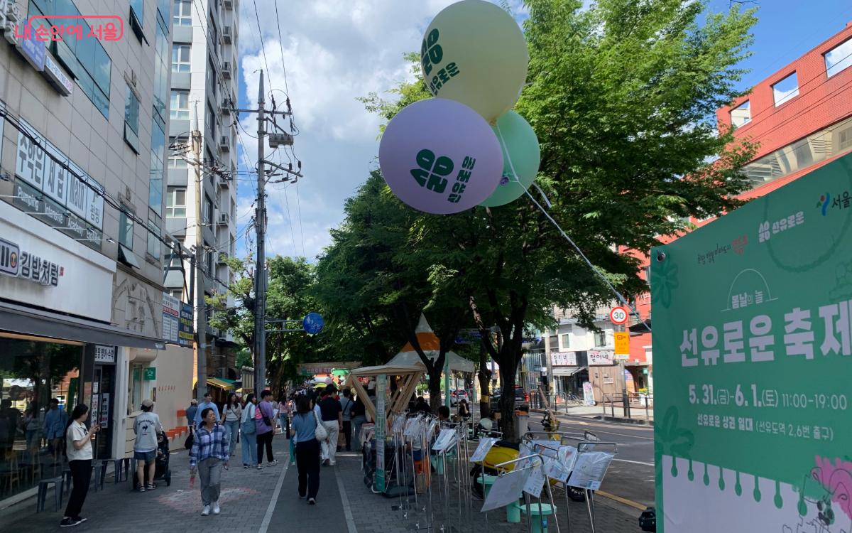 지하철 9호선 선유도역 2번출구로 나오면, 축제가 시작된다. ⓒ김도연