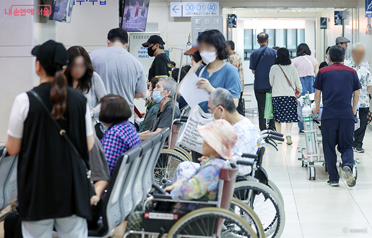 서울시는 의료공백에 대응하기 위해 ‘문 여는 병·의원’ 정보를 실시간으로 공개한다.
