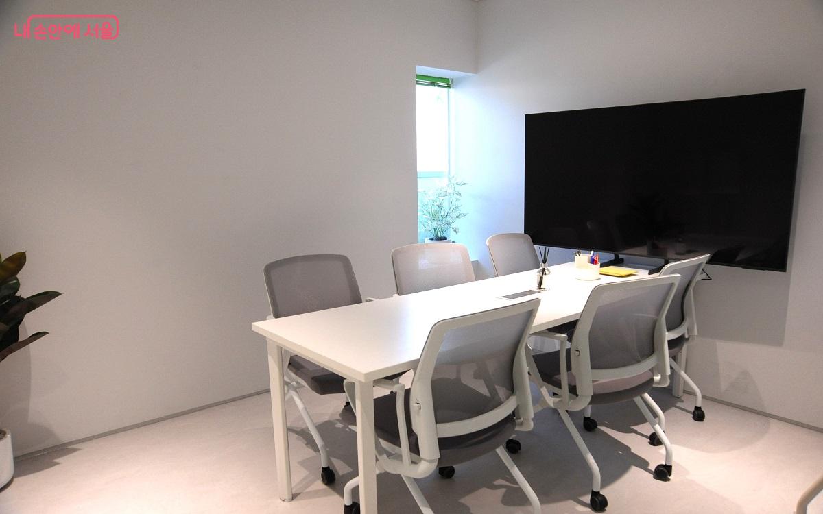 강북캠퍼스(B동)의 소규모 회의와 면담 등 다용도 공간으로 활용되는 회의실 ©조수봉