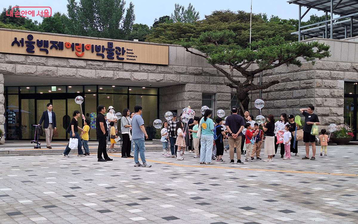 서울백제어린이박물관에서 열린 ‘반짝반짝 별빛놀이터’는 LED 풍선을 들고 몽촌토성을 탐방하는 기회를 제공했다. ©이혜숙
