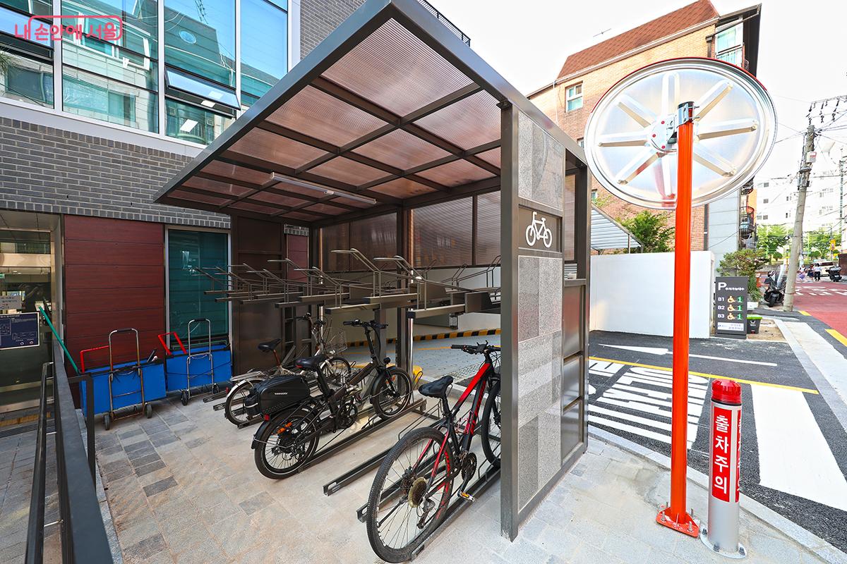 자전거 보관소 및 다양한 시설들이 들어섰다. ©김주연