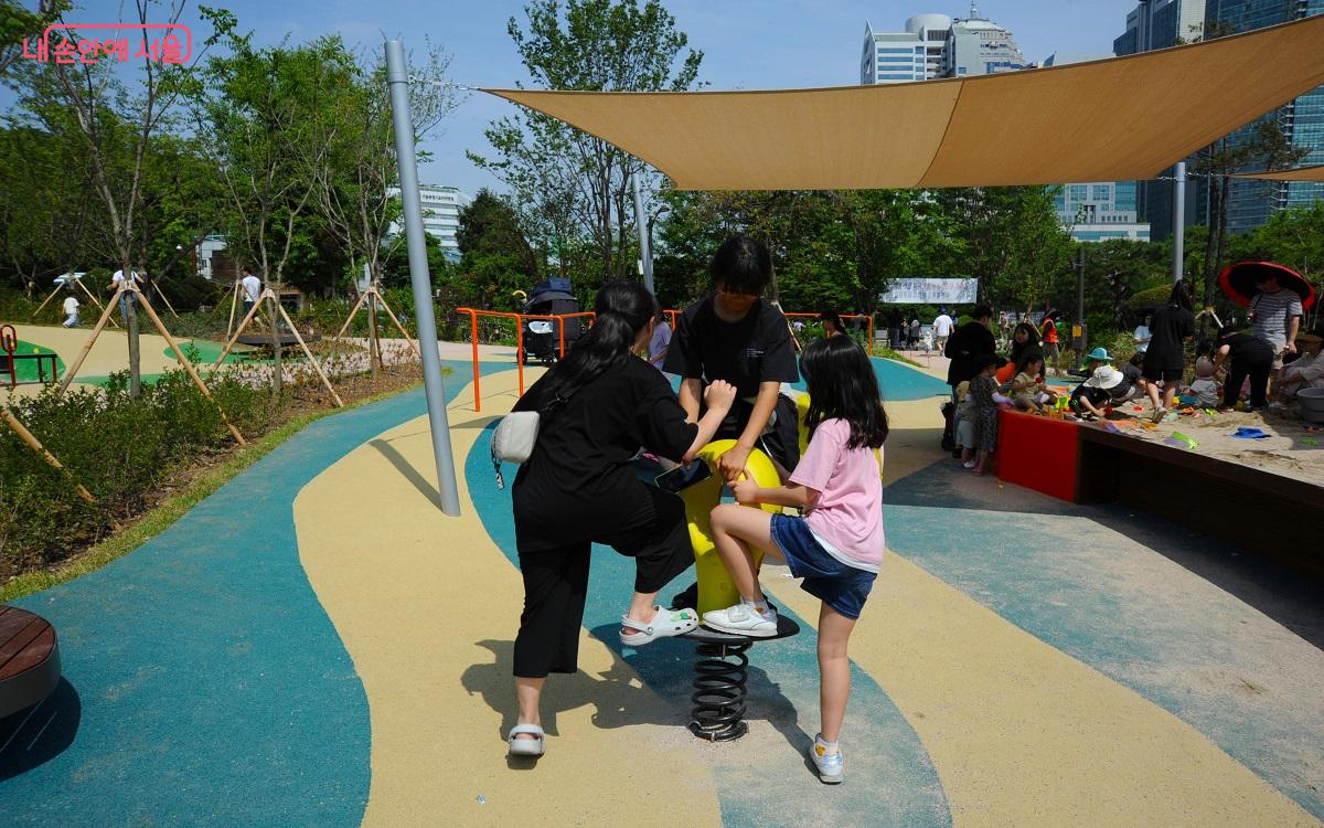 동감놀이공간 놀이 시설 중 ‘흔들놀이’를 즐기는 어린이들 ⓒ조수봉