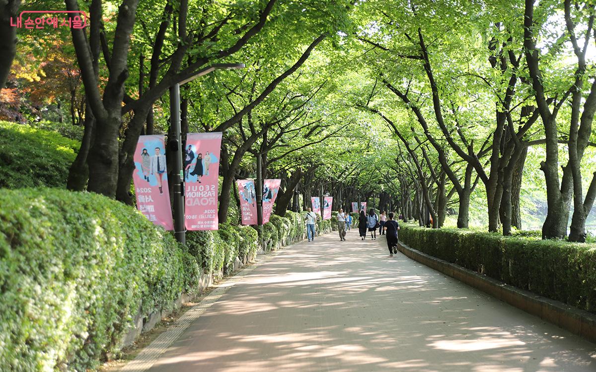 5월 마지막 날, 석초호수 서호 수변무대에서 '서울패션로드'가 열렸다. ©이혜숙
