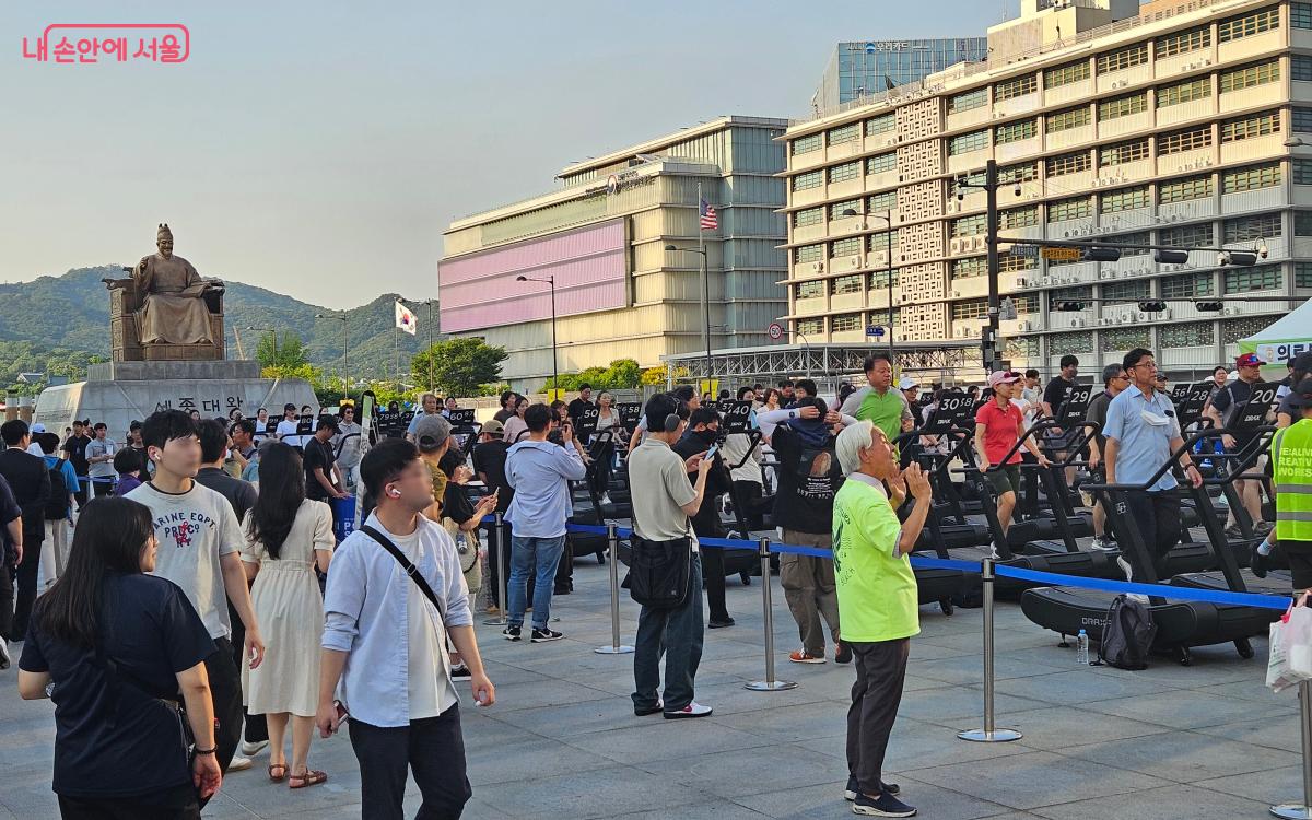 지나가는 시민들도 함께 지켜보며 응원했다. ©김준범