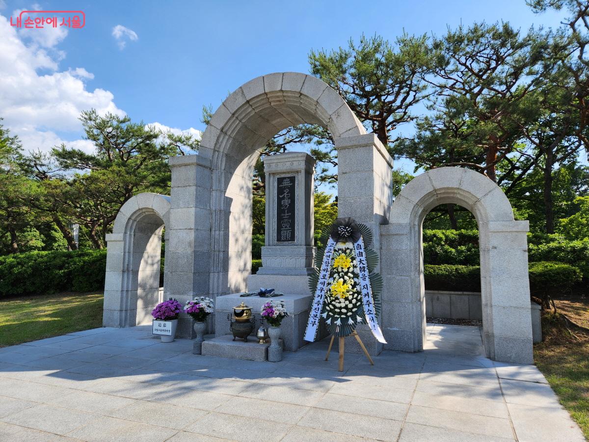 학도의용군 무명용사비. 이 탑에는 48위의 유해가 석함분묘에 안장되어 있다. ⓒ조시승