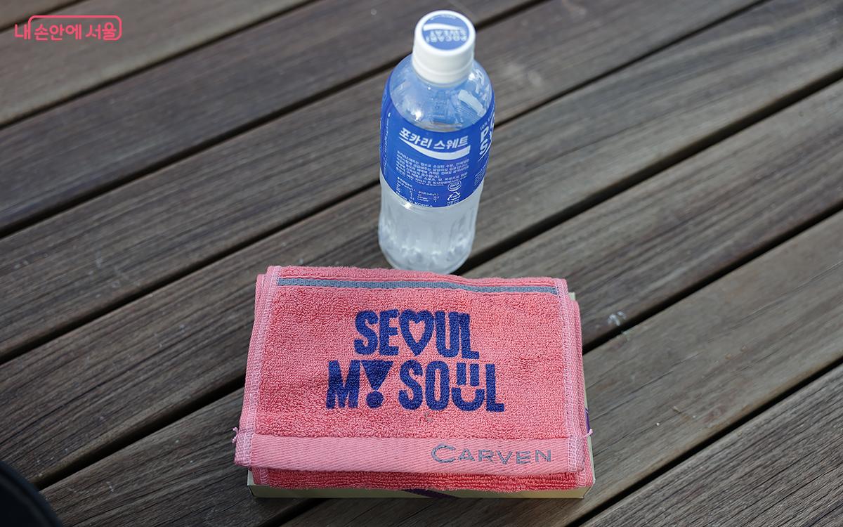 참가자에게 제공된 음료와 서울브랜드 '서울마이소울(SEOUL MY SOUL)'이 인쇄된 기념 수건 ⓒ김아름