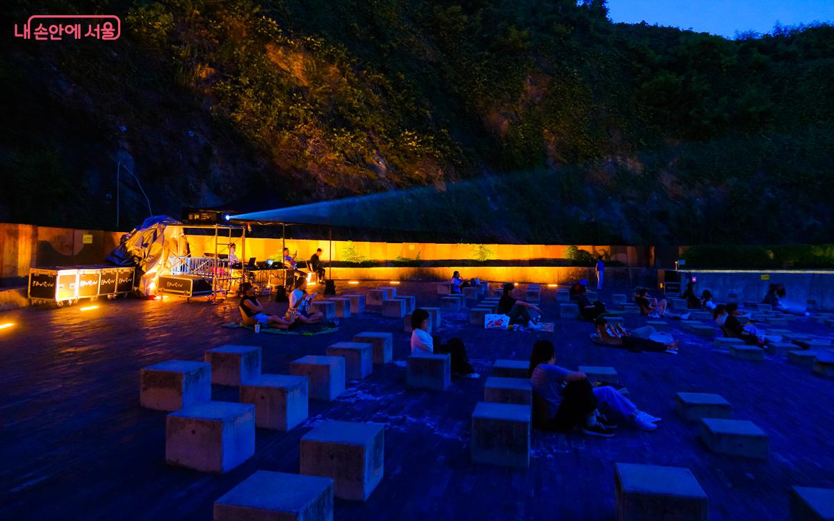 무더운 여름밤 '탱크박스 산속 영화관'은 300명 선착순 누구나 무료 관람할 수 있다. ©김이정