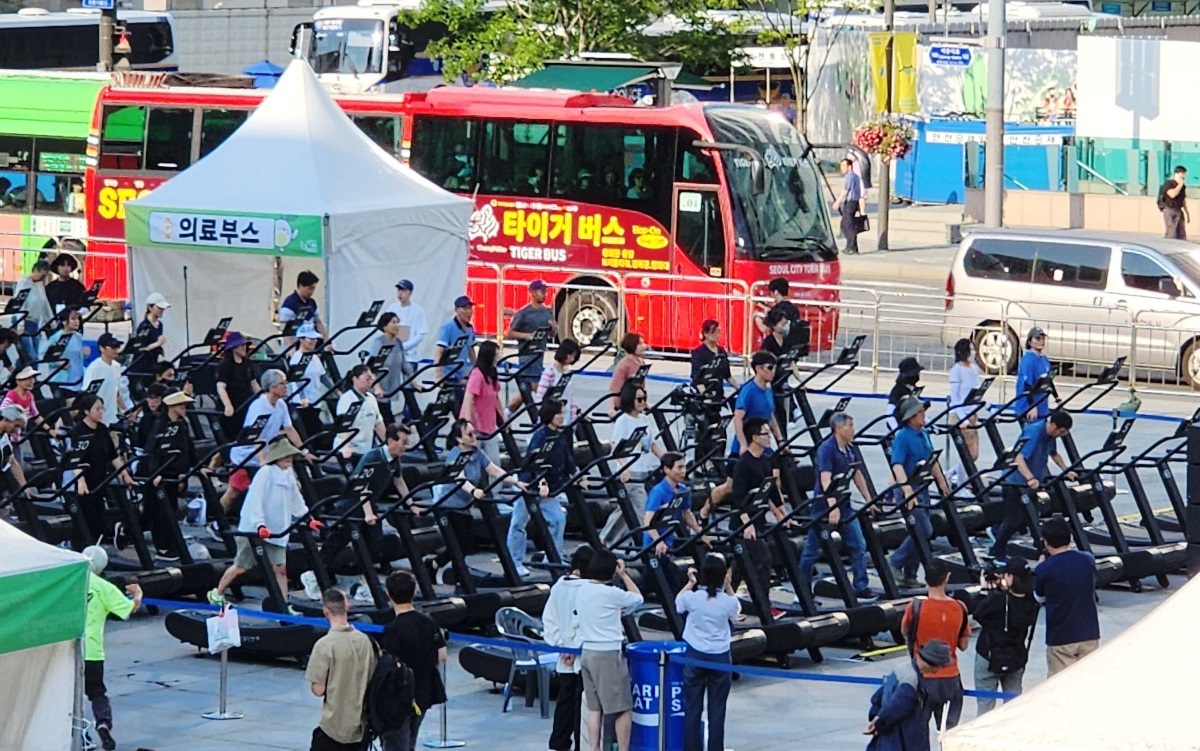 광화문광장에 100대의 트레드밀에서 1,200명의 시민이 릴레이로 걷기 챌린지에 참여했다. ©김은주