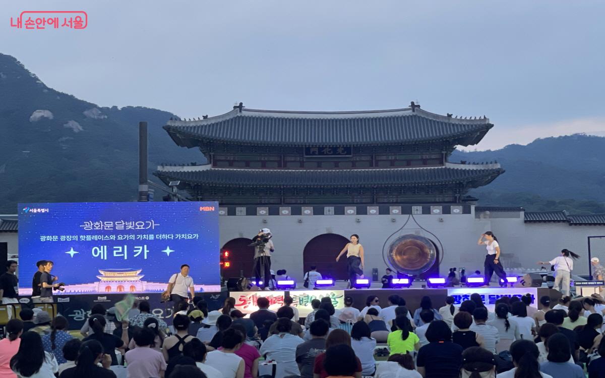 아직 어둠이 내리지 않은 광화문광장에서 요가에 집중하고 있다. ©이정민 