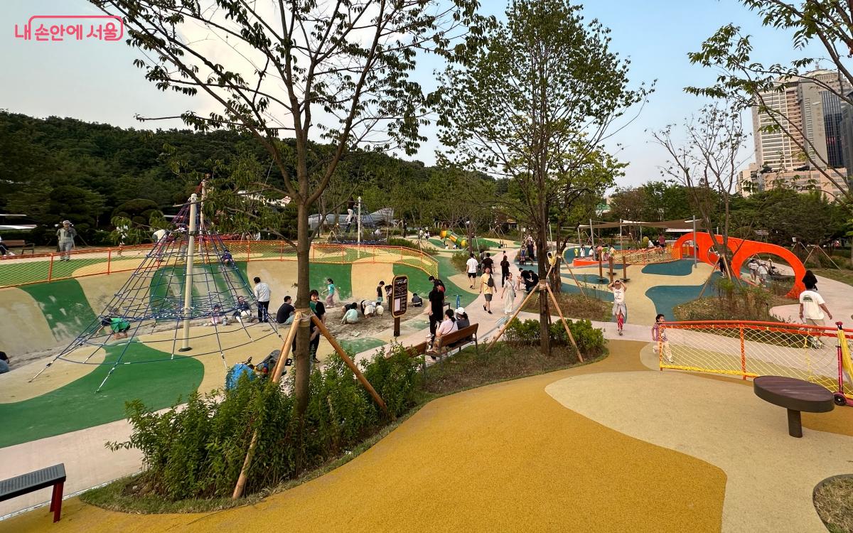 보라매공원에 생긴 서울 거점형 어린이 놀이터는 규모가 큰 게 특징이다. ⓒ김재형