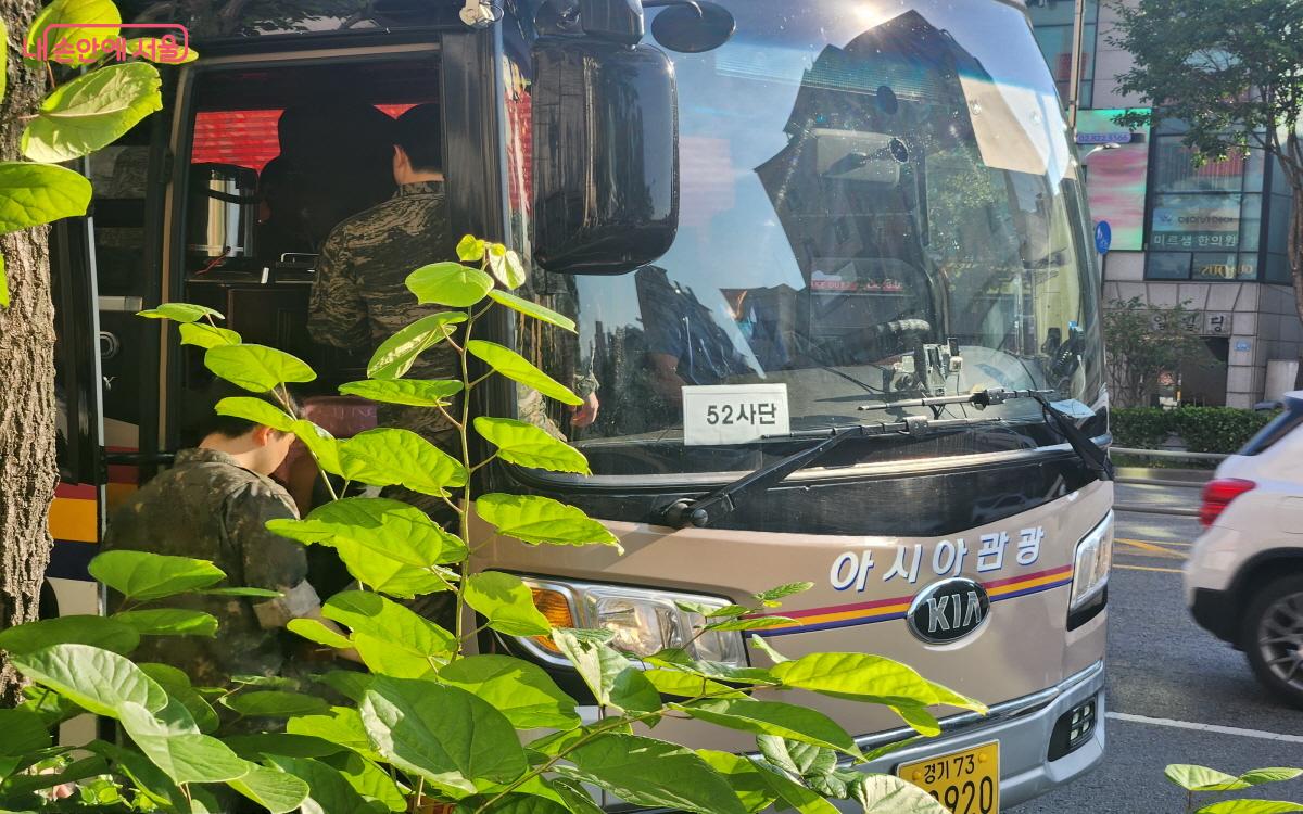 상도역 앞에 정차 중인 예비군 무료 수송 버스. ⓒ조수연