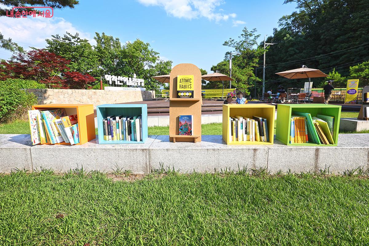 어울림광장에 비치 된 다양한 도서들 ©김주연
