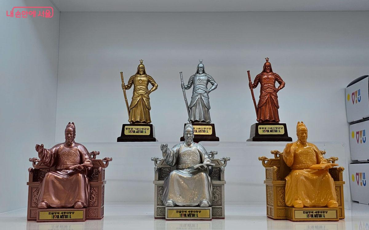 이순신장군과 세종대왕 동상 모형도 있다. ⓒ홍혜수