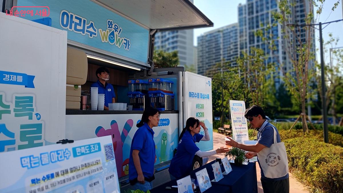 서울 수돗물 ‘아리수’ 홍보 트럭에서 텀블러를 지참한 시민들에게 아리수 등 음료를 무료로 제공했다. ©박분