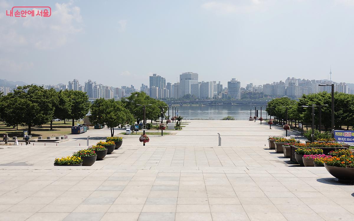 지하철 5호선 여의나루역 2번 출구로 나오면 펼쳐지는 ‘여의도한강공원 이벤트 광장’ 전경 ⓒ김아름
