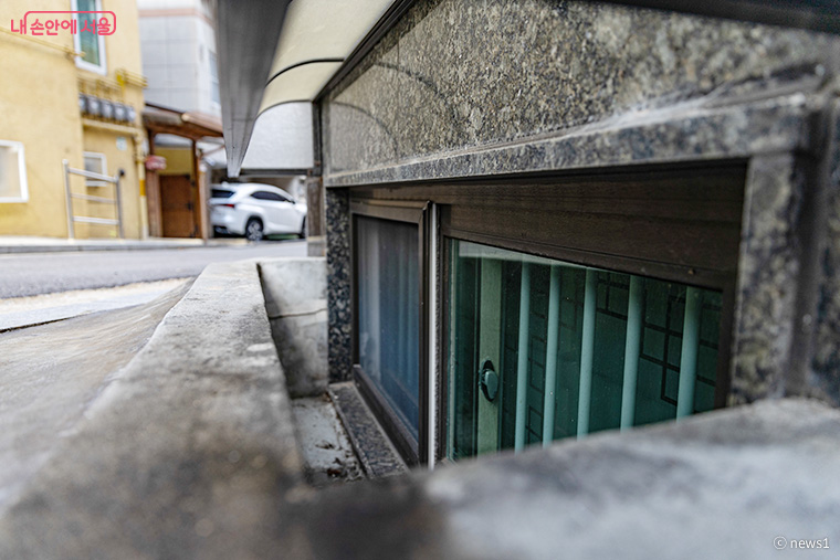 서울시는 침수 우려 반지하 기구에 한해 이주·주거상향 지원도 지속한다.