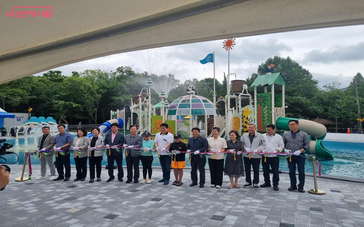 '관악산공원 어린이 물놀이장' 개장식에 많은 구 관계자들이 참석해 축하하고 있다. ©최현우