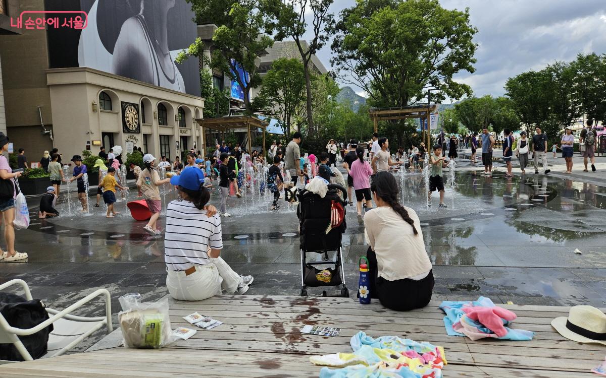 분수 주변에 벤치와 평상 등이 마련돼 있어 편안하게 아이들을 살펴보며 기다릴 수 있다. ©이선미