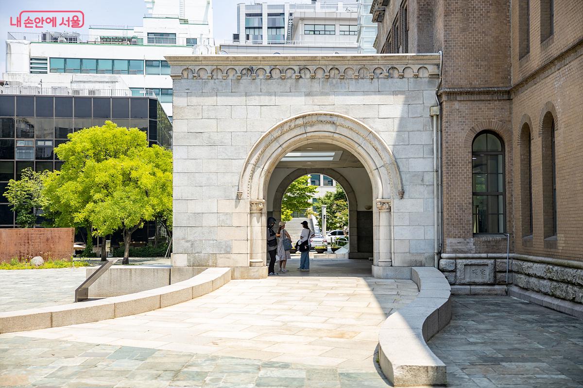 한눈에 봐도 고풍스러운 느낌의 근대건축물 외형을 하고 있는 서울시립미술관 서소문본관 ⓒ임중빈